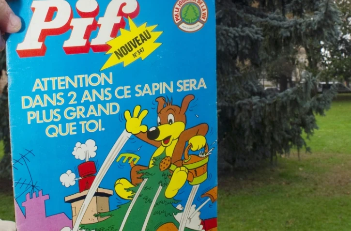 Le numéro 347 du magazine Pif Gadget pour la jeunesse devant un sapin Pif, le 22 décembre 2011 au jardin des plantes de Toulouse