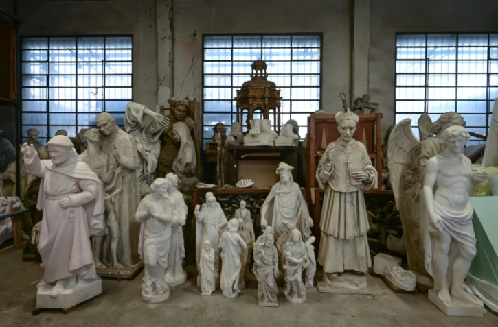 Des statues et leurs copies conservées dans un dépôt de l'atelier du marbre à Milan, le 11 décembre 2024