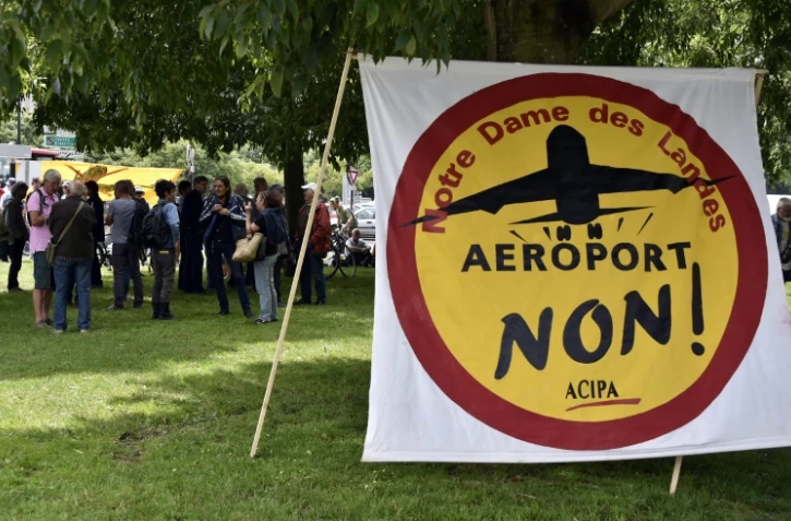 Des opposants à l'aéroport Notre-Dame-des-Landes manifestent près de la cour administrative d'appel de Nantes, le 18 juin 2015