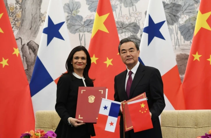 Le ministre chinois des Affaires étrangères Wang Yi (d) et son homologue panaméenne Isabel Saint Malo de Alvarado après la signature des documents établissant des relations diplomatiques entre la Chine et le Panama, le 13 juin 2017 à Pékin