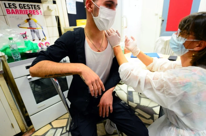 Un patient se fait vacciner contre le covid aux Restos du coeur de Bordeaux le 31 août 2021  