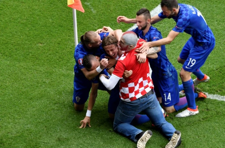 Luka Modric fête son but avec ses coéquipiers et un supporter entré sur le terrain, lors du match contre la Turquie à l'Euro, le 12 juin 2016 au Parc des Princes