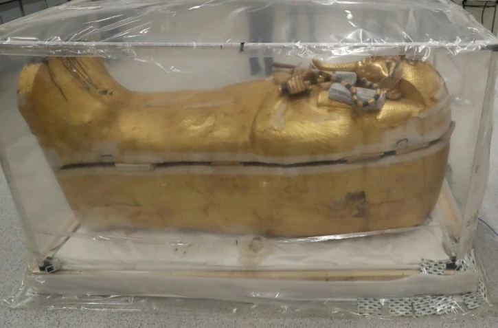 Le sarcophage doré du pharaon Toutânkhamon en restauration est présenté au Grand musée d'Egypte, au Caire, le 4 août 2019