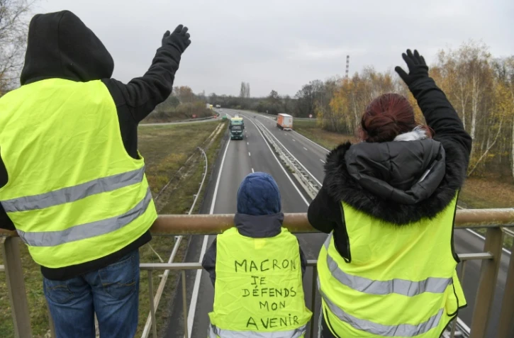 "Gilets jaunes" sur un pont au-dessus d'une route près de Montceau-les-mines le 21 novembre 2018