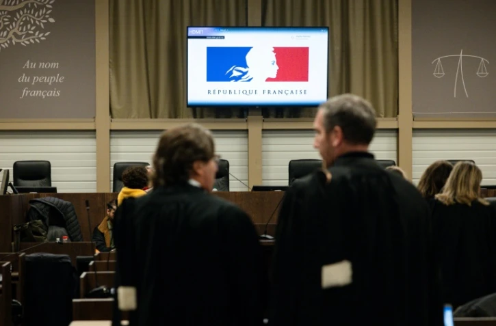 Des avocats dans une salle du  palais de justice de Marseille avant le réquisitoire du procureur lors du procès de l'effondrement mortel en 2018 de deux immeubles dans la rue d'Aubagne à Marseille, le 12 décembre 2024