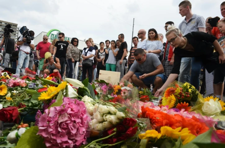 Des fleurs déposées près du centre commercial Olympia-Einkaufszentrum, en hommage aux victimes de la fusillade, le 23 juillet 2016 à Munich