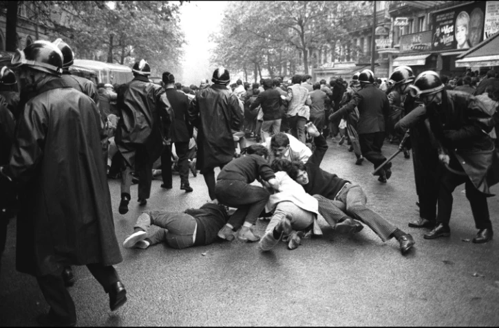 Des CRS interviennent le 16 juin 1968 lors d'une manifestation Boulevard Saint-Michel Ă Paris