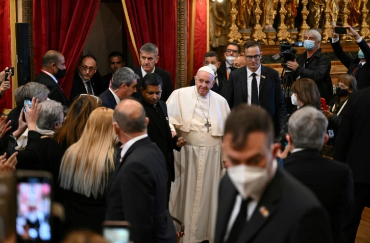 Le pape François traverse la nef centrale de la basilique Saint-Paul, le 3 avril 2022 à Rabat, Malte