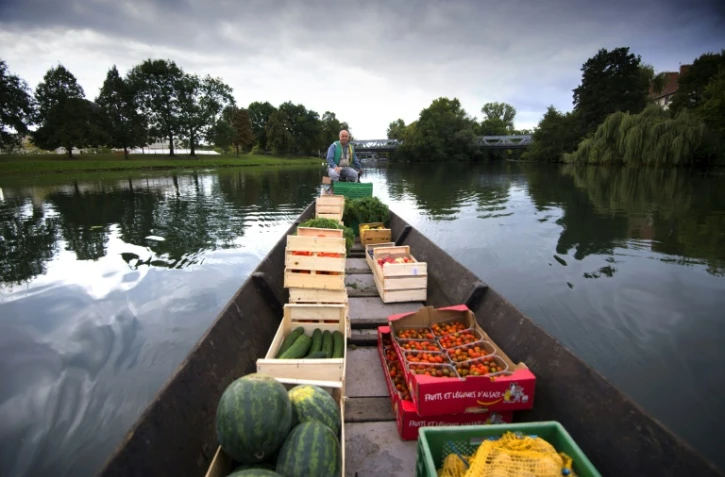 Christophe Moegling, gérant du Petit Marché d'Alsace et propriétaire de l'embarcation en bois du marché flottant sur la rivière de l'Ill à Strasbourg (est), le 6 septembre 2017