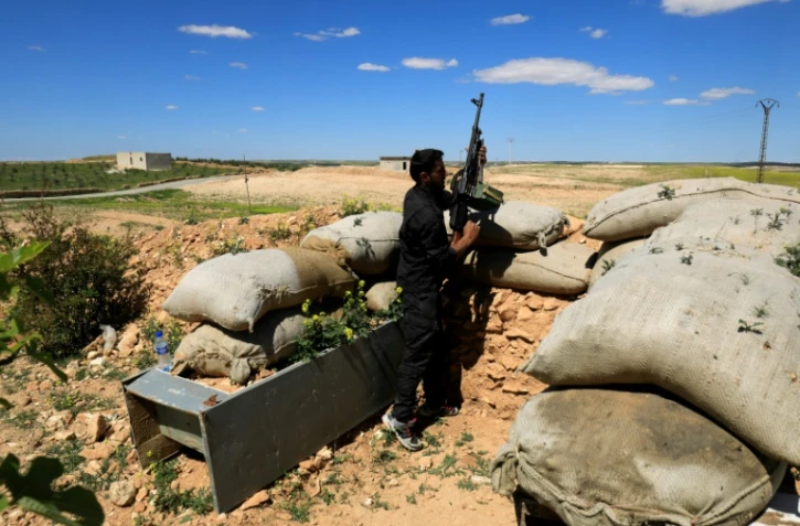 Un combattant du Conseil militaire de Minbej tient la garde près du village de Awchariyeh, au nord de Minbej, le 31 mars 2018