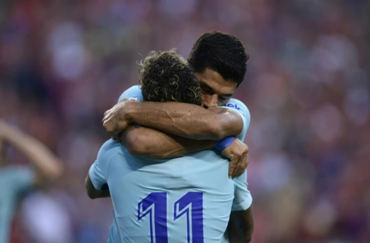 Neymar est félicité après son but contre Manchester United à Landover aux Etats-Unis, le 26 juillet 2017