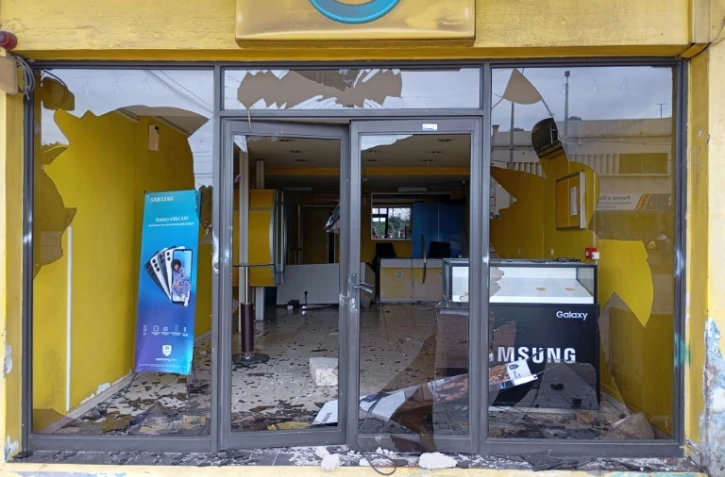 Une vitrine endommagée à Maputo où des violences ont éclaté après la confirmation de la victoire électorale du parti au pouvoir, le 24 décembre 2024