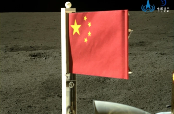Cette photo non datée prise par l'administration spatiale chinoise (CNSA) et publiée le 4 juin 2024 montre le drapeau national de la Chine déployé sur la sonde lunaire Chang'e 6