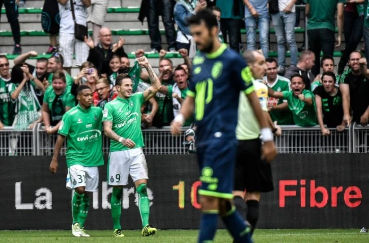 L'attaquant de Saint-Etienne Nolan Roux (c) après un but face à Lille, le 25 septembre 2016 à Geoffroy-Guichard