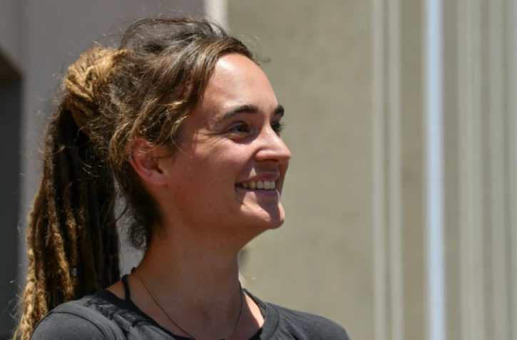 La jeune Allemande Carola Rackete, capitaine du Sea-Watch 3, donne une conférence de presse devant le tribunal d'Agrigente en Sicile après son audition par le parquet, le 18 juillet 2019