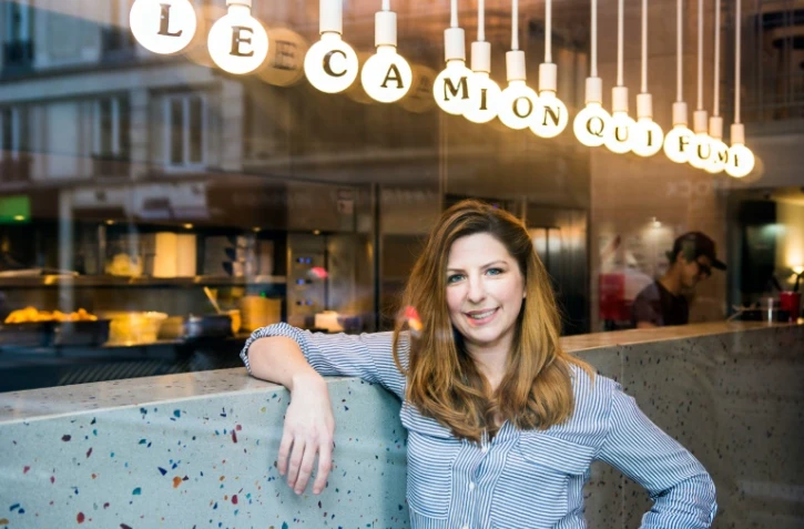 L'Américaine Kristin Frederick, fondatrice du food truck "Le Camion qui fume", pose dans son restaurant en dur à Paris, le 12 mars 2016