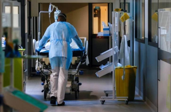 Un malade du Covid-19 transporté sur un brancard à l'hôpital Delafontaine à Saint-Denis (banlieue nord-est de Paris), le 29 mars 2021