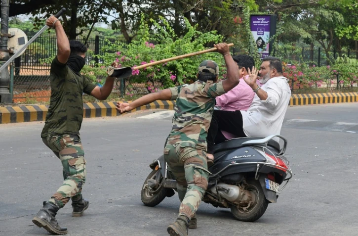 La police utilise les "lathis" matraques en bambou pour frapper des citoyens, le 20 décembre 2019 à Mangalore