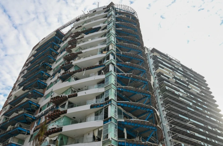 Un immeuble endommagé pendant le passage de l'ouragan Otis, le 6 novembre 2023 à Acapulco, au Mexique