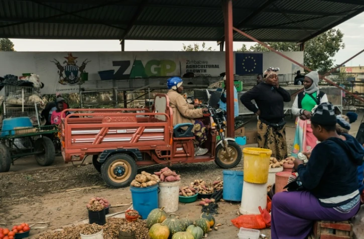 Danai Bvochora traverse le marché de Domboshava sur son tricycle électrique, le 20 juillet 2022