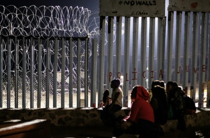 Des migrants guatémaltèques à la frontière américaine en Basse-Californie, dans l'ouest du Mexique, le 9 décembre 2018