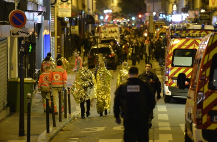 Secours et forces de l'ordre rue Oberkampf, près du Bataclan, à Paris, après les attaques du 13 novembre 2015
