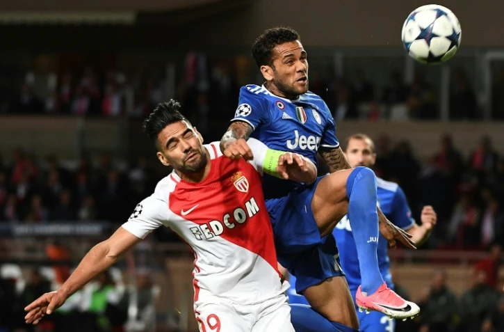 Duel aérien entre l'attaquant de Monaco Flacao et le latéral de la Juventus Dani Alves, le 3 mai 2017 à Louis-II