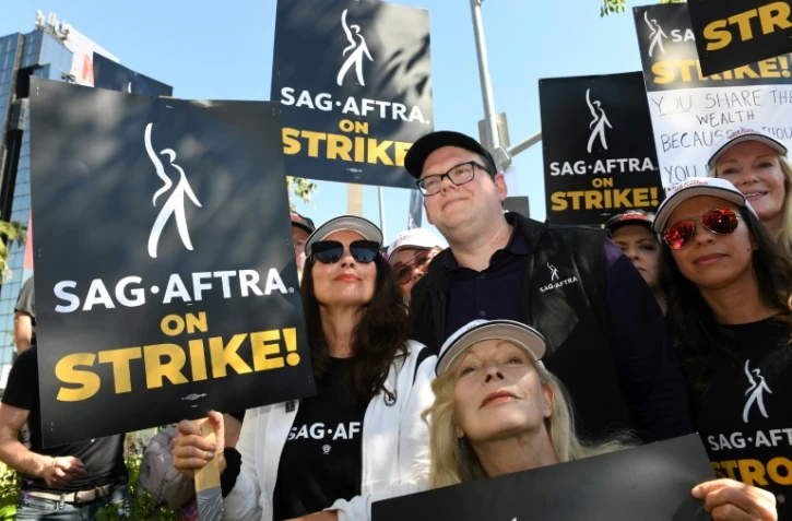 Fran Drescher (c,g), présidente du syndicat des acteurs SAG-AFTRA, et Duncan Crabtree-Ireland (c,d), directeur exécutif national, lors d'une manifestation devant les bureaux de Netflix, le 14 juillet 2023 à Los Angeles