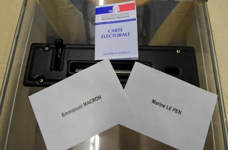 Deux bulletins de vote le 5 mai 2017 à Rennes