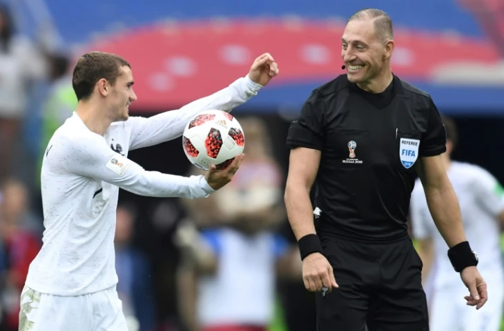 L'arbitre argentin Nestor Pitana (d) et l'attaquant français Antoine Griezmann lors du quart de finale entre la France et l'Uruguay, le 6 juillet 2018 à Nijni Novgorod   