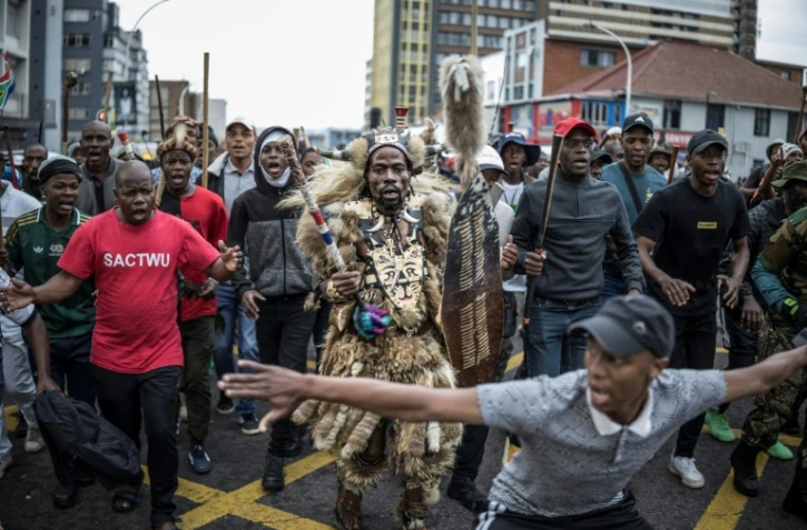 Des membres du régiment zoulou Amabutho lors d'une manifestation du mouvement March and March pour le départ d'Afrique du Sud des étrangers en situation irrégulière, le 30 juin 2026 à Durban 
