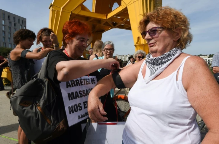 Des participants portant des brassards noirs au rassemblement pour Steve à Nantes le 3 août 2019
