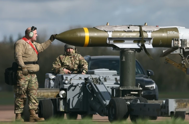 Des militaires américains déchargent des munitions d'un bombardier B-1 Lancer sur la base de Fairford, au Royaume-Uni, le 15 mars 2026