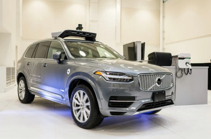 Un modèle pilote révolutionnaire d'UBER entièrement autonome grâce à une machinerie sur le toit