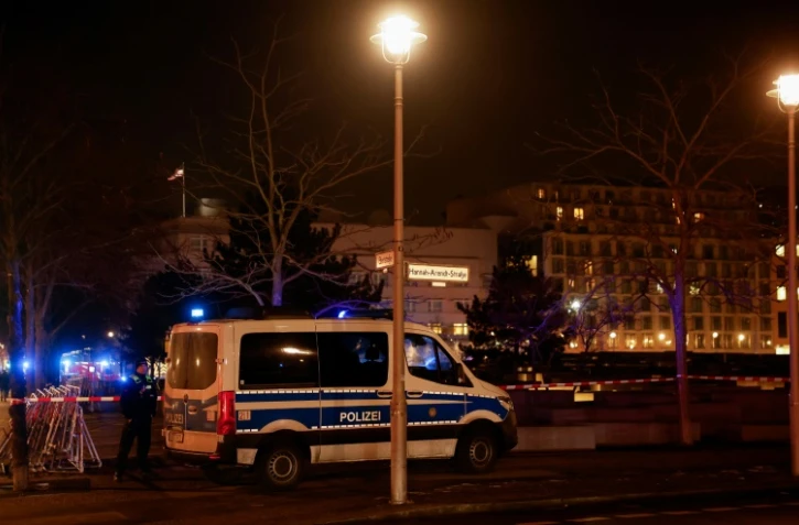 Des policiers sur les lieux où une personne a été poignardée au Mémorial de l'Holocauste à Berlin, le 21 février 2025