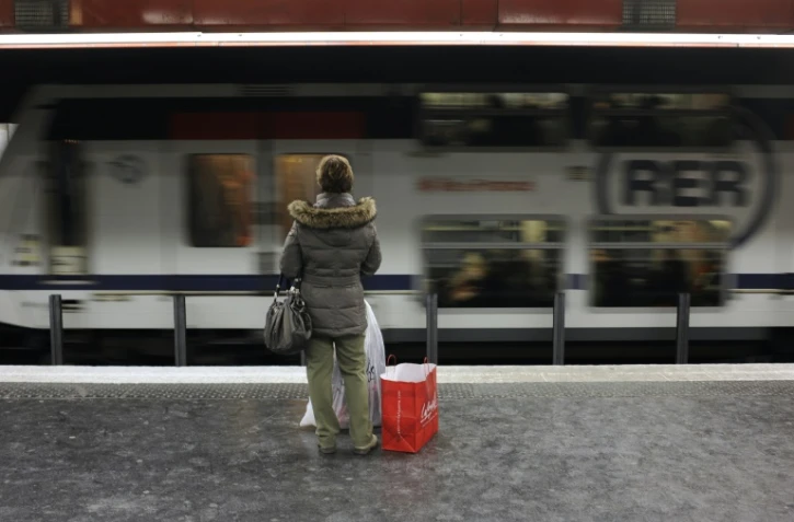 Une personne sur le quai de la ligne du RER A, le 19 décembre 2009 à Paris