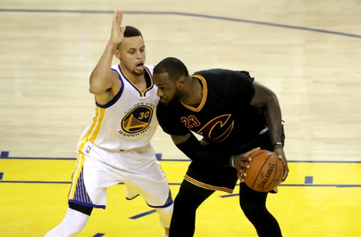 Les stars de Golden State Stephen Curry et de Cleveland LeBron James lors du match 7 de la finale NBA, 19 juin 2016 Ă Oakland