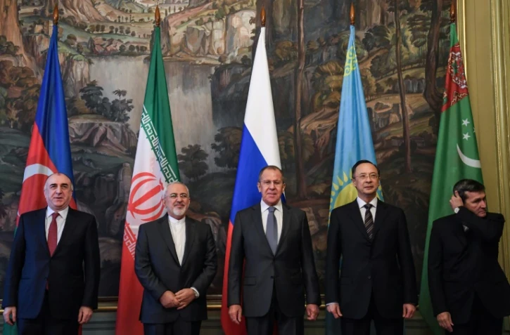 Les ministres des Affaires étrangères des pays de la mer Caspienne, dont le Russe Sergei Lavrov (centre) et l'Iranien Mohammad Javad Zarif (2e en partant de la gauche), le 5 décembre 2017 à Moscou