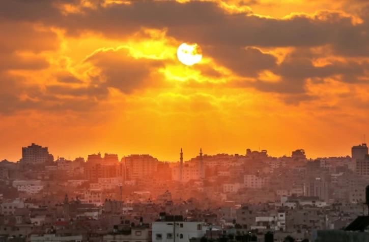 Photo prise peu avant le coucher de soleil, le 15 mai 2018 dans la bande de Gaza