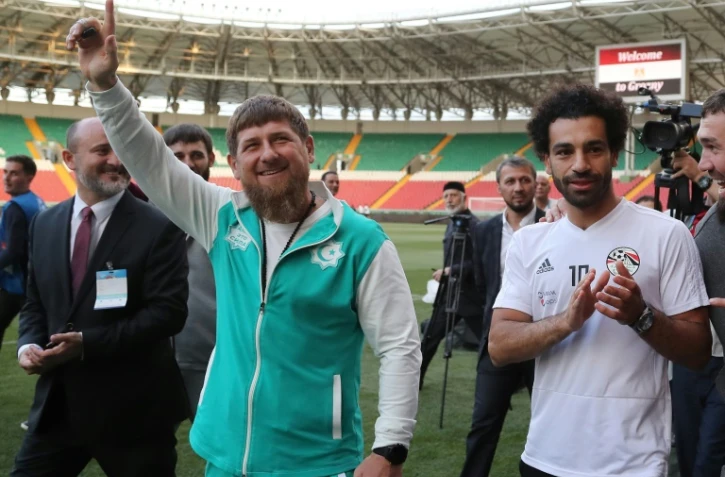 La star de Liverpool et de l'Egypte Mohamed Salah avec le controversé leader tchétchène Ramzan Kadyrov le 10 juin 2018 à Grozny 