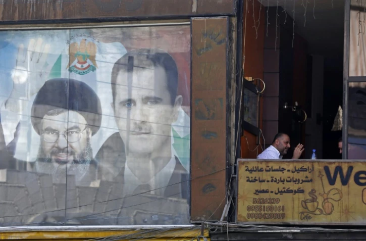 Une affiche montrant le président syrien Bachar al-Assad et le chef du Hezbollah Hassan Nasrallah, à Damas le 7 septembre 2017