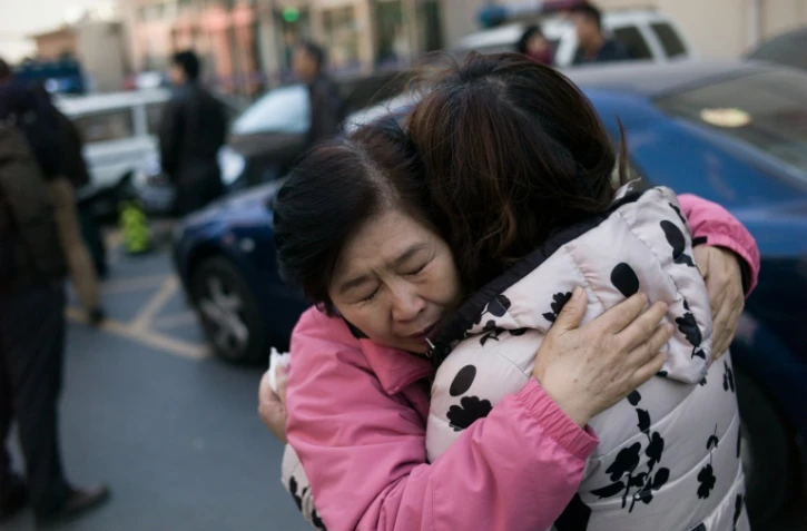 Des proches des victimes du MH370 à la sortie du Tribunal des affaires ferroviaires le 7 mars 2016 à Pékin