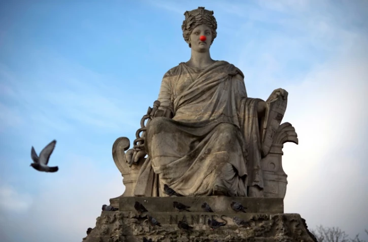 Une statue Place de la Concorde dotée d'un nez rouge de clown, le 20 novembre 2012 à Paris