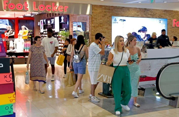 Des personnes faisant des courses sans masque dans un centre commercial de Tel Aviv, en Israël, le 15 juin 2021