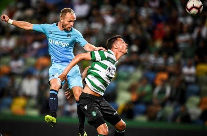 L'attaquant de Marseille Valère Germain (g) à la lutte avec le défenseur du Sporting Andre Pinto en match amical, le 28 juillet 2018 au stade Alvalade de Lisbonne