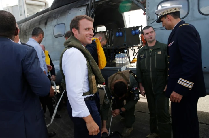 Emmanuel Macron sur le tarmac de l'aéroport de Pointe-a-Pitre avant d'embarquer dans l'hélicoptère qui doit le mener sur les iles de Saint-Barthélemy et Saint-Martin, le 12 septembre 2017.