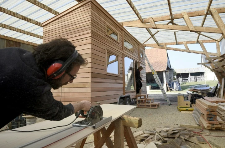 Une "Tiny House" en construction le 15 mars 2016 à Poilley dans le nord de la France