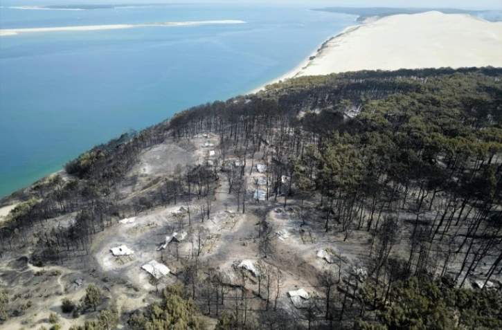 Photo transmise par le Service départemental d'incendie et de secours le 21 juillet 2022 montrant une vue aérienne des dégâts causés par un incendie le 20 juillet 2022 à La Teste-de-Buch (Gironde) 
