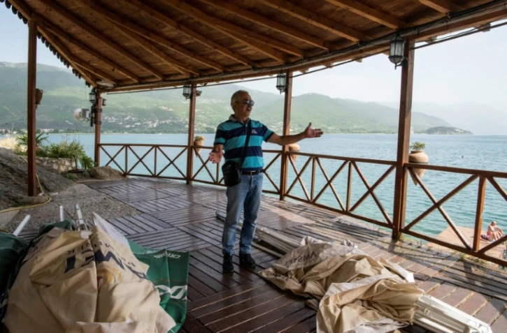Dimitar Pendoski sur la terrasse de son retaurant de plage fermé, le 22 juin 2021 au bord du lac Ohrid, en Macédoine du Nord