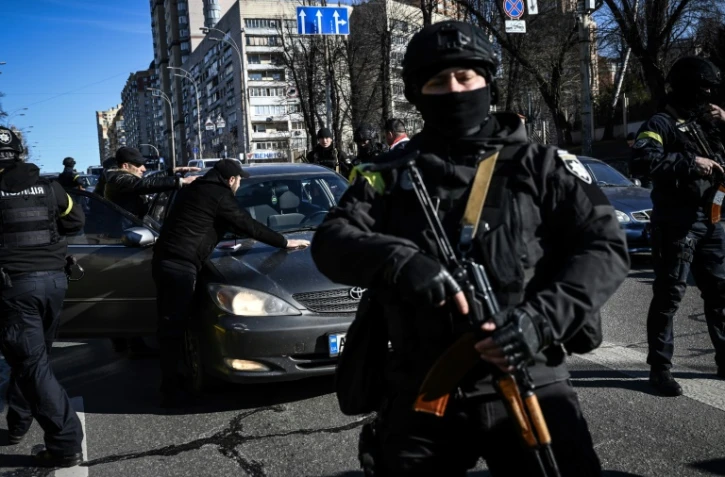 Des policiers ukrainiens contrôlent des automobilistes qui paraissent suspects dans les rues de Kiev, le 28 février 2022